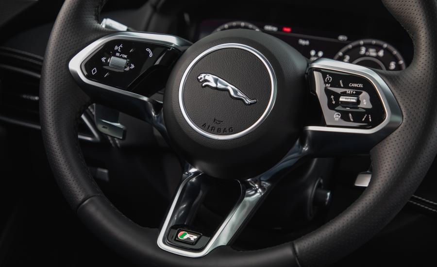 Детали интерьера Jaguar XE P300 R-Dynamic 2019 года  (NA) (фото 23 из 40)